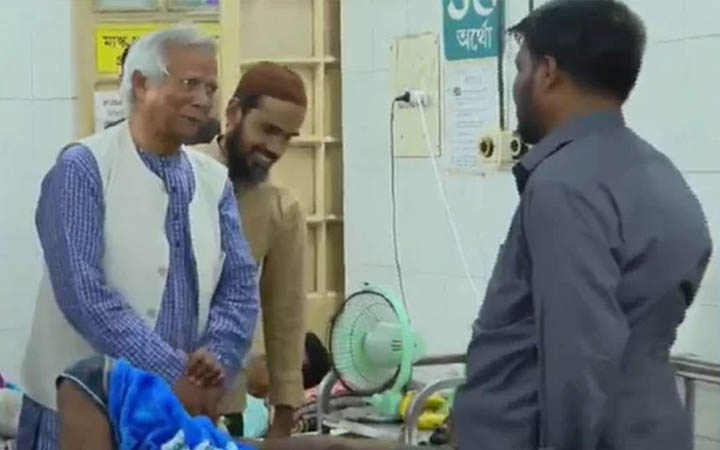 শপথ নিয়েই আহত শিক্ষার্থীদের দেখতে হাসপাতালে ড. ইউনূস