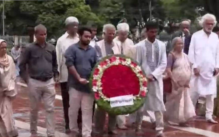 কেন্দ্রীয় শহীদ মিনারে অন্তর্বর্তী সরকারের উপদেষ্টাদের শ্রদ্ধা