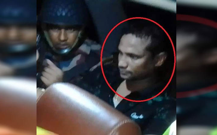 রাজশাহীতে প্রাইভেটকার থেকে অস্ত্র উদ্ধার করল শিক্ষার্থীরা