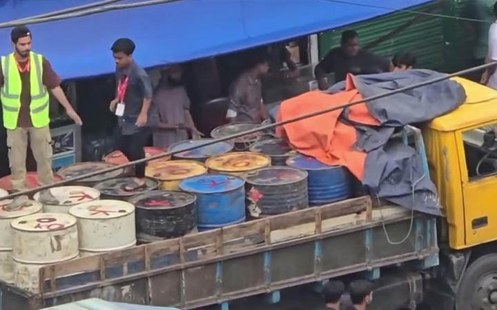 সিলেটে ২ ট্রাক চোলাই মদ জব্দ করেছেন শিক্ষার্থীরা