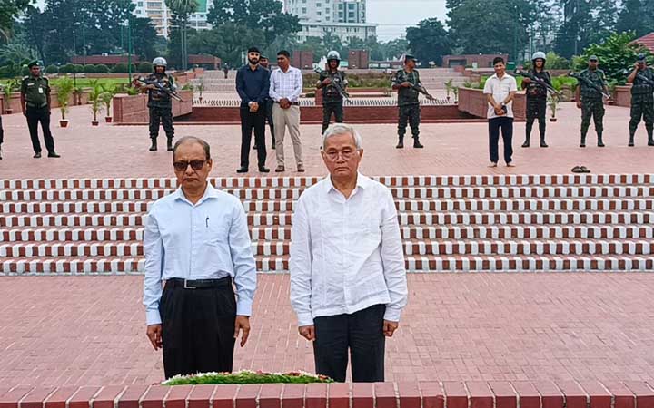 স্মৃতিসৌধে শ্রদ্ধা জানালেন ২ উপদেষ্টা