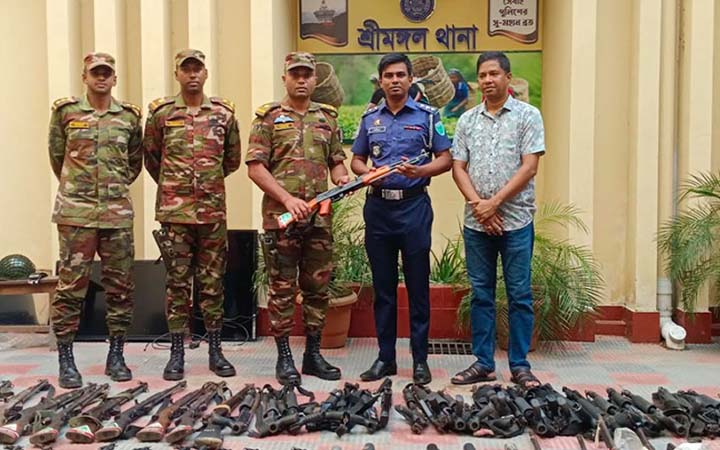 শ্রীমঙ্গল থানায় অস্ত্র ও গোলাবারুদ হস্তান্তর করল সেনাবাহিনী