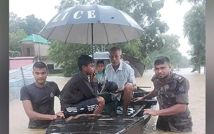 ফেনী সীমান্তে বন্যাদুর্গতদের উদ্ধার সহায়তায় বিজিবি