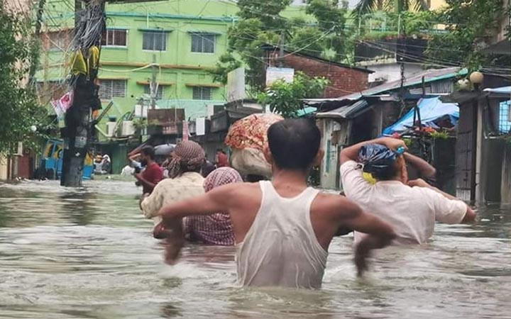 ডুবে গেছে ফেনীর সব উপজেলা, পানিবন্দি লাখো মানুষ