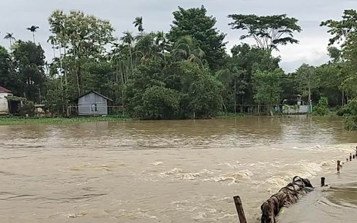 সুনামগঞ্জে অর্ধশত গ্রাম প্লাবিত, দুর্ভোগে নিম্নাঞ্চলের মানুষ