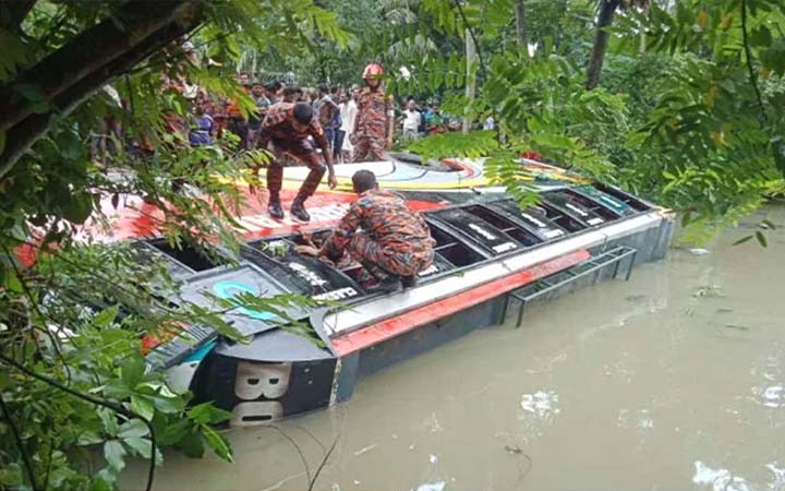 রাজাপুরে নিয়ন্ত্রণ হারিয়ে বাস পুকুরে, আহত ১২