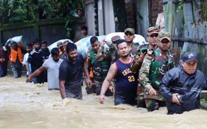 খাগড়াছড়িতে বন্যাকবলিত অসহায় মানুষের পাশে সেনাবাহিনী