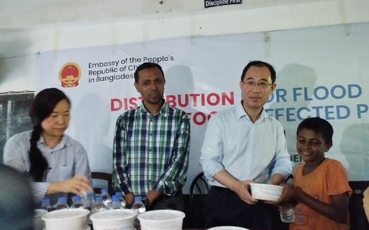 ফেনীতে বন্যার্তদের মাঝে চীনা দূতাবাসের রান্না করা খাবার বিতরণ