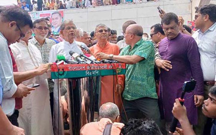 সব চ্যালেঞ্জ মোকাবিলা করে দেশে গণতন্ত্র সুপ্রতিষ্ঠা করা হবে : মির্জা ফখরুল