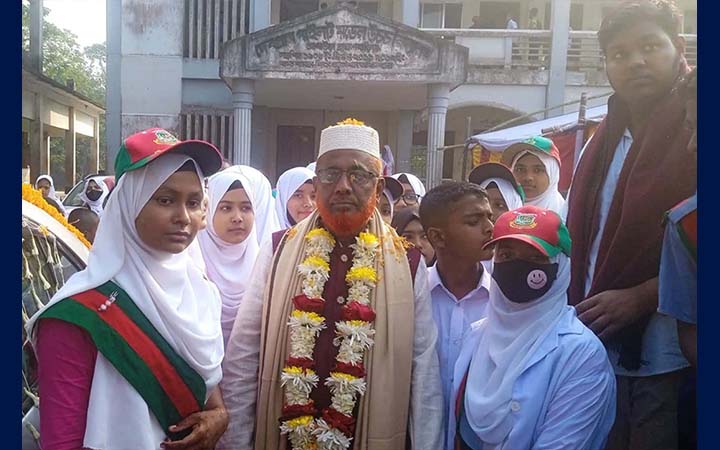 ৩৪ বছর পর অবসর, ফুলেল বিদায়ে অভিভূত প্রধান শিক্ষক