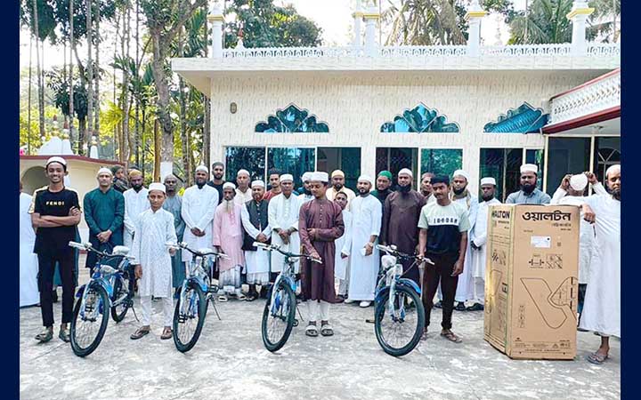 টানা ২ মাস জামাতে নামাজ পড়ে ৮ কিশোরের পুরস্কার লাভ