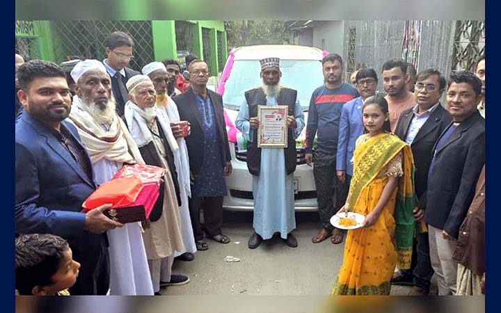 কুমিল্লায় প্রধান শিক্ষকের বিদায় সংবর্ধনায় আবেগঘন মুহূর্ত