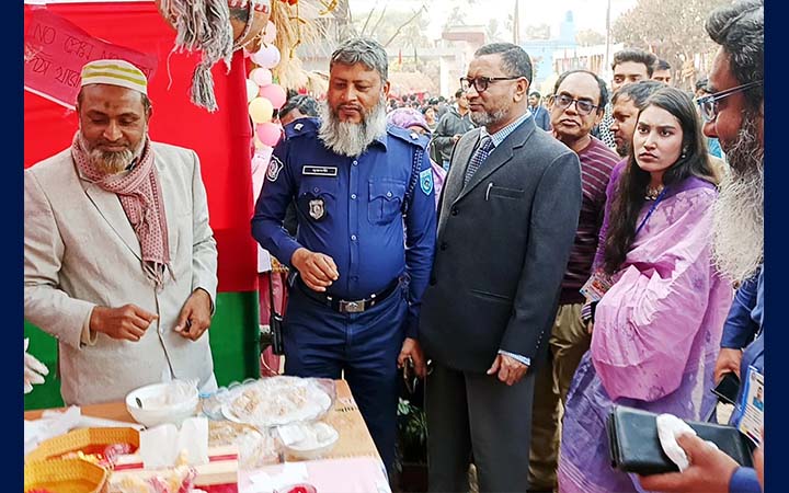 আদর্শ মহাবিদ্যালয়ের ক্যাম্পাসে বর্ণাঢ্য পিঠা উৎসব