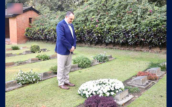 চট্টগ্রামে বিশ্বযুদ্ধের সমাধিতে মার্কিন রাষ্ট্রদূতের শ্রদ্ধা