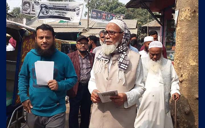 ছাত্রের নির্বাচনী প্রচারণায় মাঠে নামলেন শিক্ষক