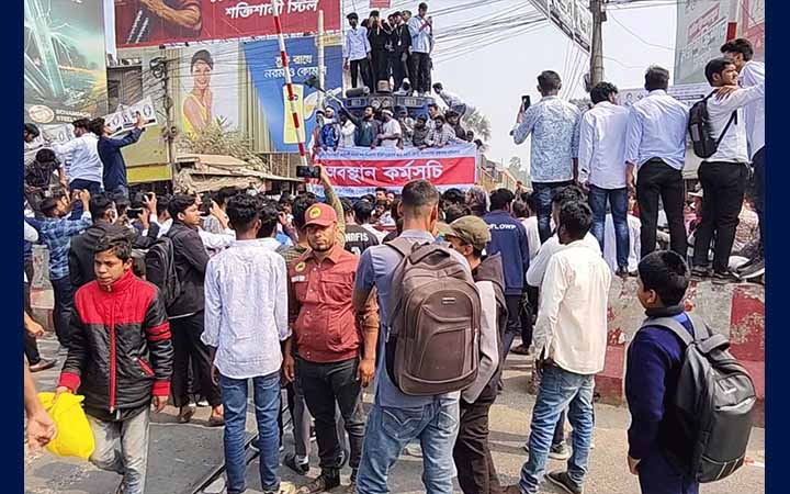 কুষ্টিয়ায় ট্রেন থামিয়ে পলিটেকনিক শিক্ষার্থীদের বিক্ষোভ