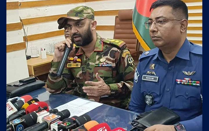 মানিকগঞ্জে যৌথবাহিনীর অভিযানে পাকিস্তানি রিভলবার ও ককটেল উদ্ধার