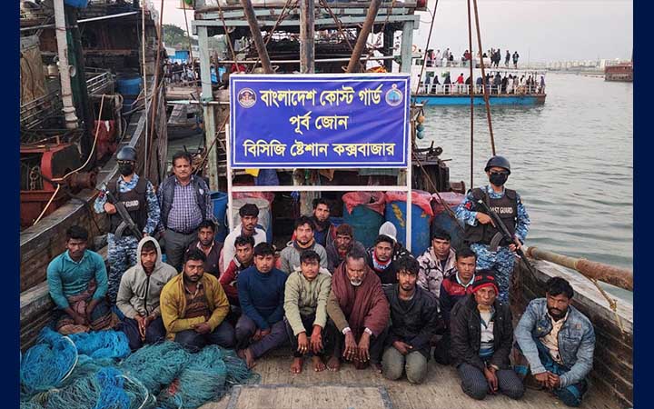 কক্সবাজারে জাল ও বিপুল পরিমাণ সামুদ্রিক মাছসহ ৩৪ জেলে আটক