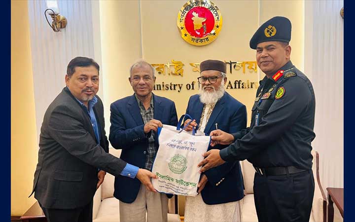 কারাগারের জন্য ১৩ হাজার ধর্মীয় বই দিলেন ধর্ম উপদেষ্টা