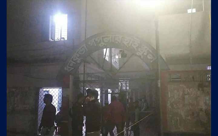 সিদ্ধিরগঞ্জে কেন্দ্রের ভেতরে জামায়াত নেতার অবস্থান নিয়ে উত্তেজনা