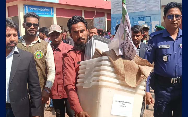 কঠোর নিরাপত্তায় ঝিনাইদহে কেন্দ্রে কেন্দ্রে পাঠানো হলো নির্বাচনী সামগ্রী
