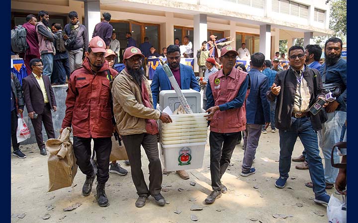 গাইবান্ধার ৬৭৫ ভোটকেন্দ্রে যাচ্ছে নির্বাচনী সরঞ্জাম