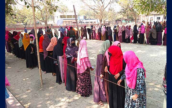 বিচ্ছিন্ন ঘটনা ছাড়া চুয়াডাঙ্গায় শান্তিপূর্ণভাবে ভোটগ্রহণ অনুষ্ঠিত