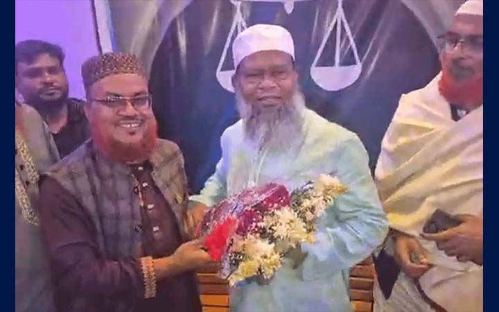 ফুল মিষ্টি নিয়ে পরাজিত প্রার্থীর বাড়িতে আব্দুল্লাহ