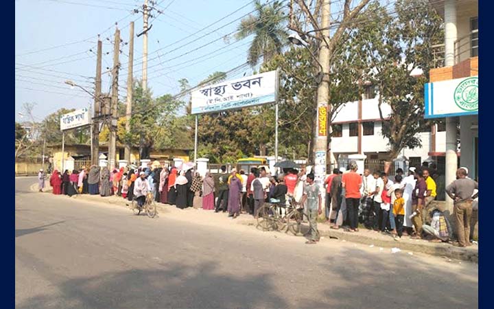 বরিশালে টিসিবি পণ্য কিনতে লম্বা লাইন