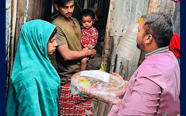 ভাসানটেকে প্রধানমন্ত্রীর পক্ষ থেকে ইফতার সামগ্রী বিতরণ