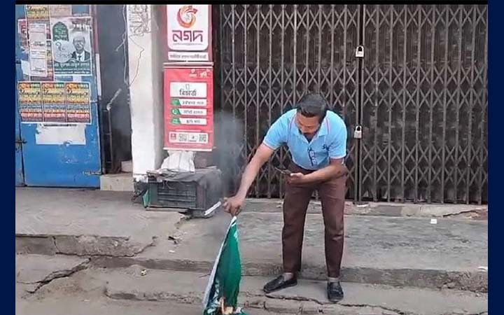 বান্দরবানে আওয়ামী লীগ অফিসের ব্যানারে বৈষম্যবিরোধীদের আগুন