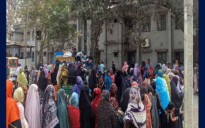 ভ্রাম্যমাণ ট্রাকে টিসিবির পণ্যে স্বস্তি, তবুও নাভিশ্বাসে নওগাঁর ভোক্তারা