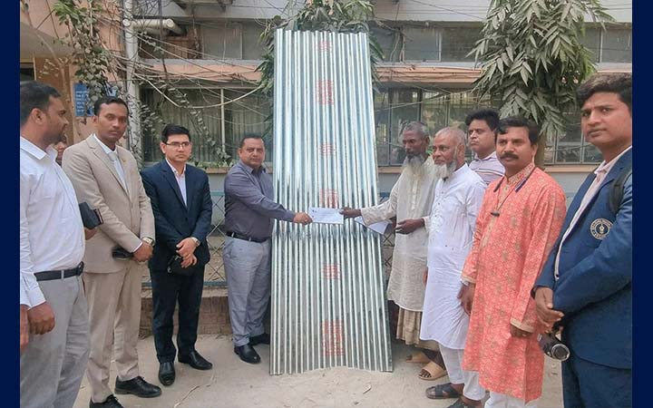 সিরাজগঞ্জে অসহায় পরিবারের পাশে ডিসি