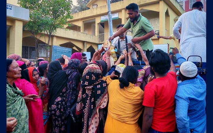 ভর্তুকি মূল্যে টিসিবির নিত্যপণ্য পেয়ে স্বস্তিতে নিম্নআয়ের মানুষ