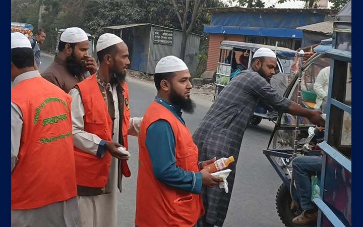 সিদ্ধিরগঞ্জে ইসলামী যুব আন্দোলনের উদ্যোগে ইফতার বিতরণ