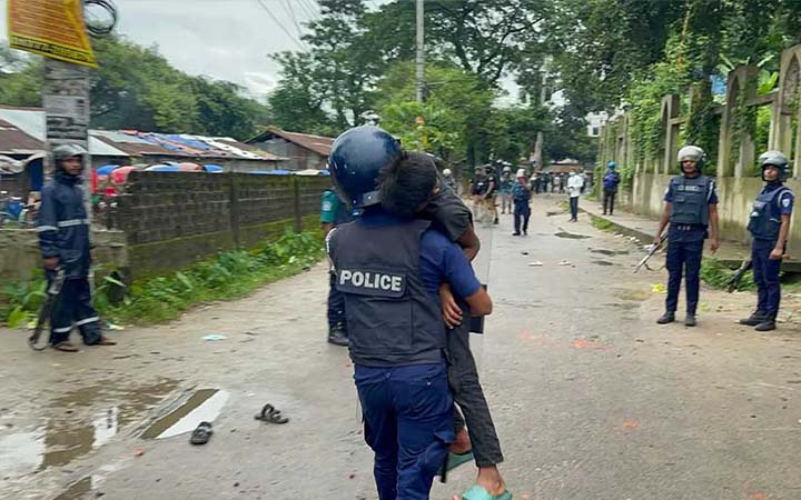 বুকে জড়িয়ে গুলিতে আহত শিশুকে হাসপাতালে নিলো পুলিশ