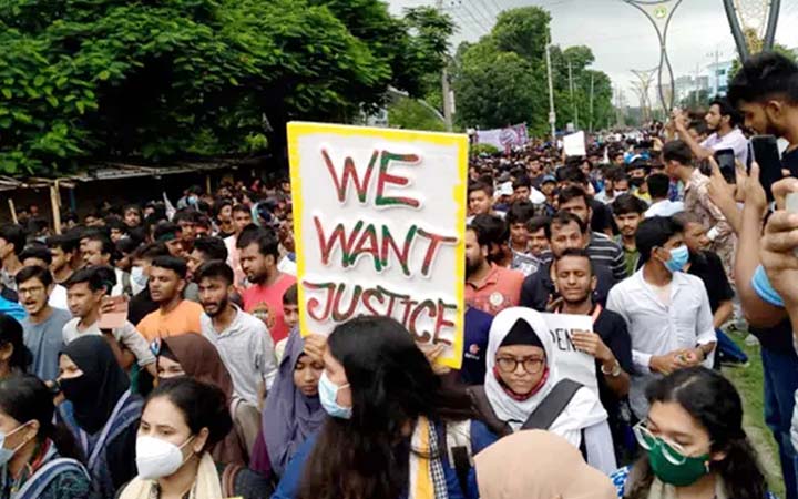ঢাকা-রাজশাহী মহাসড়ক অবরোধ, শিক্ষার্থীদের বিক্ষোভ