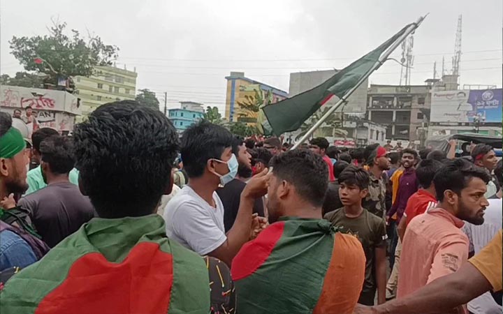 পঞ্চগড়ে আনন্দ উল্লাস : আওয়ামী লীগ নেতাকর্মীদের বাড়ি ভাঙচুর