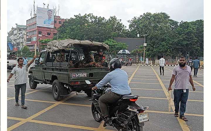 রাজধানীতে নেই ট্রাফিক পুলিশ, সিগন্যাল নিয়ন্ত্রণ করছে শিক্ষার্থীরা