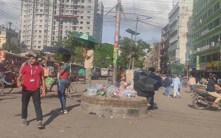 পুরান ঢাকার ট্রাফিক নিয়ন্ত্রণ করছেন শিক্ষার্থীরা