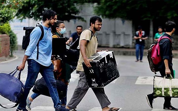 হলে ফিরছেন ঢাবি শিক্ষার্থীরা