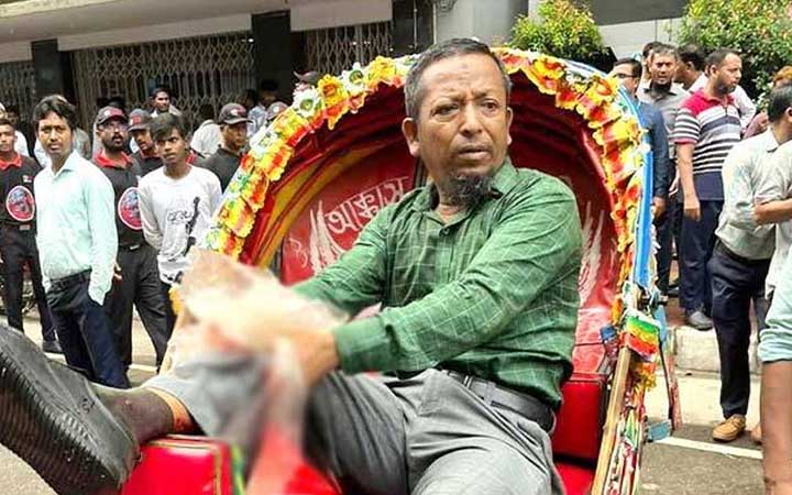 ইসলামী ব্যাংকে হামলা, ৪ কর্মকর্তা গুলিবিদ্ধ