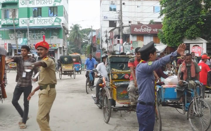 সিরাজগঞ্জে ৫ম দিনেও যান চলাচলের শৃঙ্খলা রক্ষায় শিক্ষার্থীরা