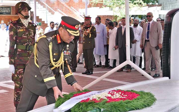 জাতির পিতার সমাধিতে পুষ্পস্তবক অর্পণ করলেন সেনাবাহিনী প্রধান