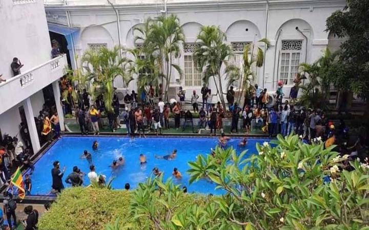 প্রেসিডেন্টের সুইমিং পুলে বিক্ষোভকারীদের আনন্দ