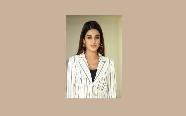 বাথরুম সেলফি নিয়ে বিপাকে অভিনেত্রী নিধি