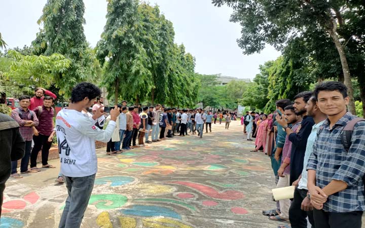 বহিষ্কারাদেশ প্রত্যাহারের দাবীতে কুবি শিক্ষার্থীদের মানববন্ধন
