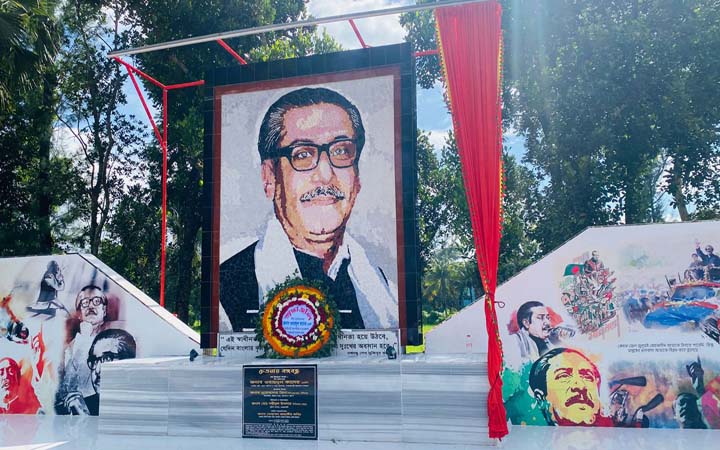 নোয়াখালীতে বঙ্গবন্ধুর ম্যুরাল উদ্বোধন
