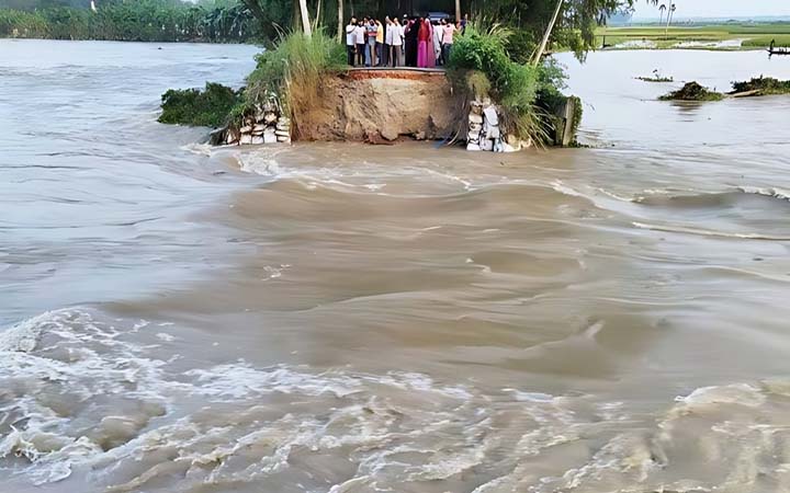 নওগাঁয় বন্যার পানিতে ভাসছে শতাধিক গ্রামের মানুষ