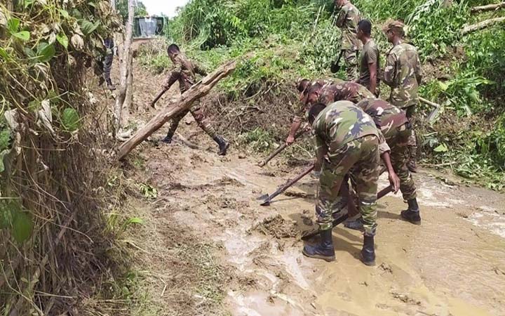 সাজেকে পাহাড়ধসে সড়ক যোগাযোগ বন্ধ, আটকা হাজারো পর্যটক